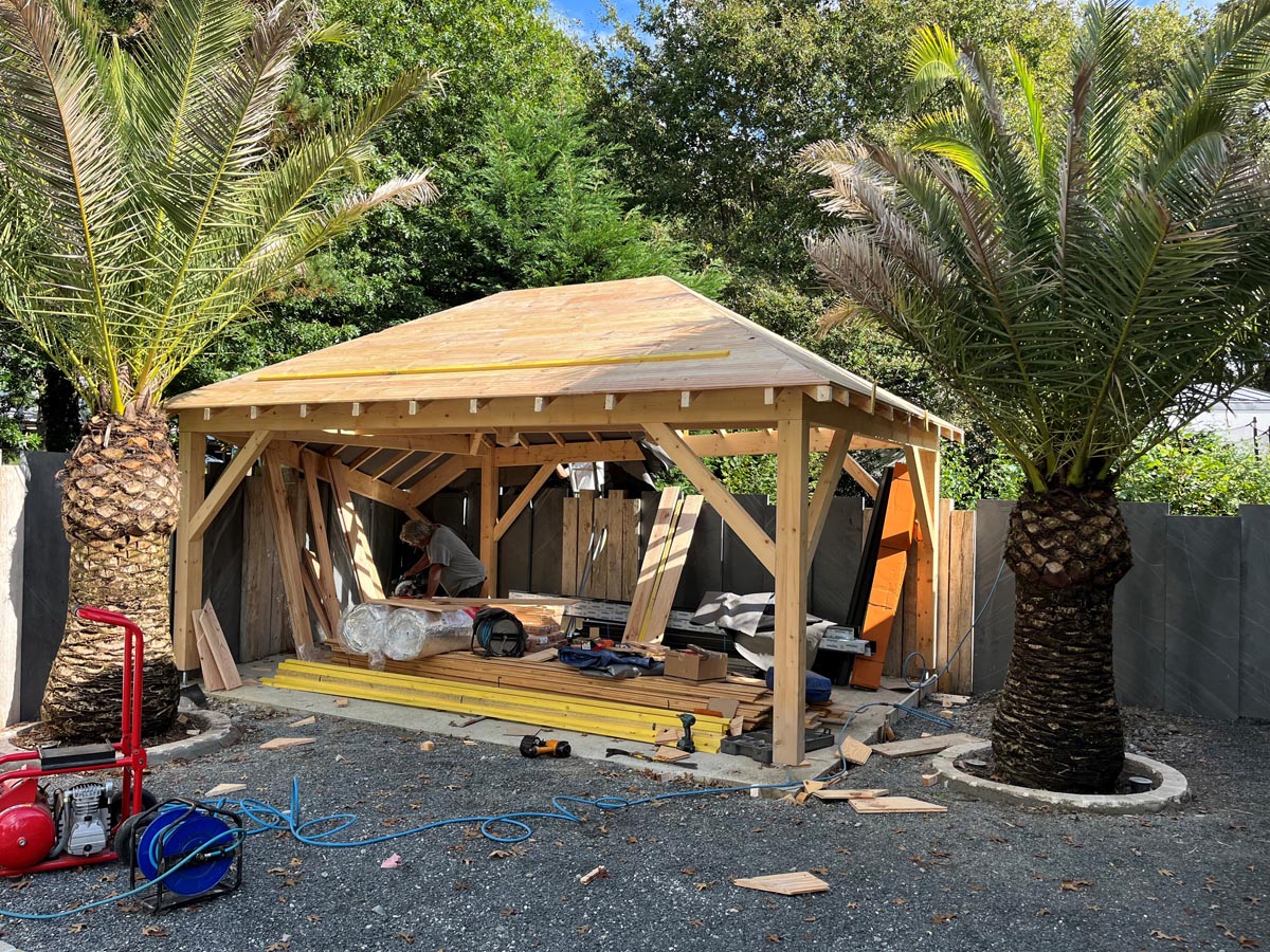 Carport en cours de chantier avec charpente en bois