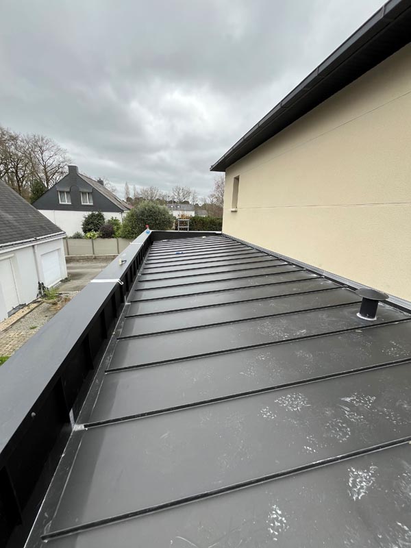 Chantier finalisé d'extension avec couverture en Zinc