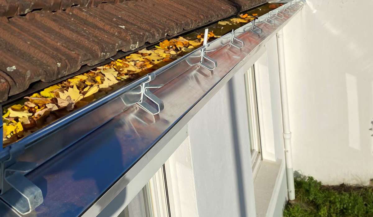 Gouttière bouchée avec des feuilles mortes