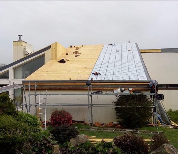 Chantier de couverture en Zinc sur maison contemporaine